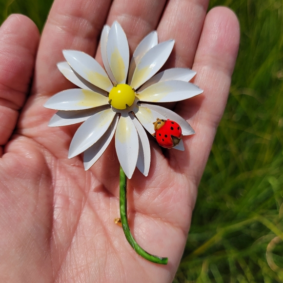 Flower Brooch Pin with Ladybug ~ Vintage 1960s Original by Robert ~ Daisy - Picture 8 of 16